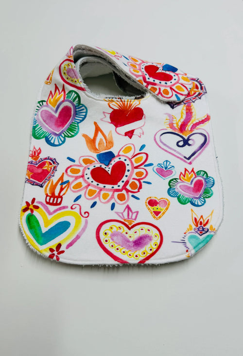 LITTLE WARRIOR & CO ORGANIC COTTON FEEDING BIB - HEART ME LUV